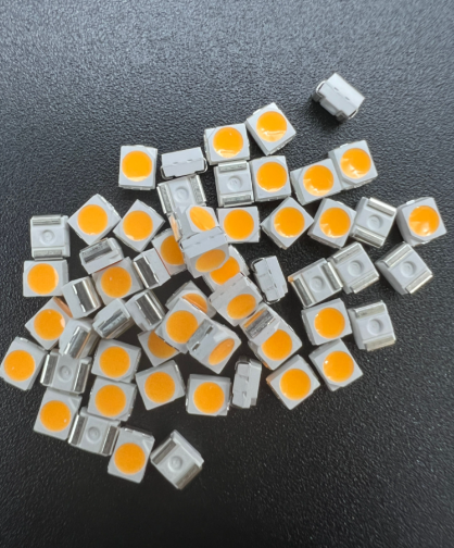 led灯主要由什么材料制成(组成材料与核心部件解析)